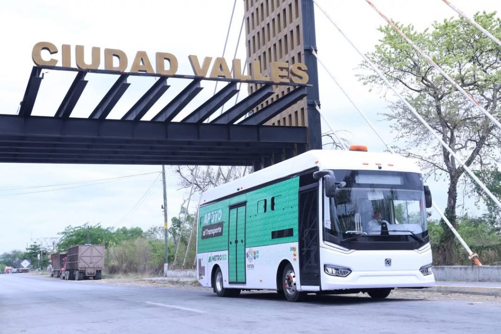 El gobierno de Ricardo Gallardo Cardona está transformando radicalmente la movilidad en San Luis Potosí con la expansión del programa MetroRed, que consolida al estado como el único en México con transporte público completamente gratuito. Este proyecto, que pone fin a tres décadas de abandono del sistema de transporte, pronto ampliará su cobertura con nuevas rutas en las cuatro regiones del estado. La Secretaría de Comunicaciones y Transportes anunció que 2025 marcará el inicio de la electromovilidad en la entidad, con unidades eléctricas que actualmente operan en la Huasteca y zona metropolitana, y que próximamente llegarán al Altiplano y Soledad de Graciano Sánchez. Esta modernización busca ofrecer un servicio más limpio, eficiente y accesible para todos los potosinos. El modelo MetroRed se distingue por priorizar tres ejes fundamentales: cobertura total, sostenibilidad ambiental y gratuidad permanente. Estas innovaciones representan un cambio de paradigma en la movilidad estatal, alineado con las políticas de desarrollo social y cuidado del medio ambiente del gobierno de Gallardo Cardona. Con esta transformación, San Luis Potosí se posiciona como referente nacional en transporte público innovador, combinando tecnología de punta con accesibilidad universal. Las nuevas unidades eléctricas no solo reducirán la huella de carbono, sino que mejorarán significativamente la experiencia de viaje para miles de usuarios diarios.