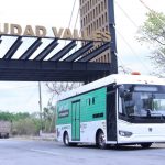 El gobierno de Ricardo Gallardo Cardona está transformando radicalmente la movilidad en San Luis Potosí con la expansión del programa MetroRed, que consolida al estado como el único en México con transporte público completamente gratuito. Este proyecto, que pone fin a tres décadas de abandono del sistema de transporte, pronto ampliará su cobertura con nuevas rutas en las cuatro regiones del estado. La Secretaría de Comunicaciones y Transportes anunció que 2025 marcará el inicio de la electromovilidad en la entidad, con unidades eléctricas que actualmente operan en la Huasteca y zona metropolitana, y que próximamente llegarán al Altiplano y Soledad de Graciano Sánchez. Esta modernización busca ofrecer un servicio más limpio, eficiente y accesible para todos los potosinos. El modelo MetroRed se distingue por priorizar tres ejes fundamentales: cobertura total, sostenibilidad ambiental y gratuidad permanente. Estas innovaciones representan un cambio de paradigma en la movilidad estatal, alineado con las políticas de desarrollo social y cuidado del medio ambiente del gobierno de Gallardo Cardona. Con esta transformación, San Luis Potosí se posiciona como referente nacional en transporte público innovador, combinando tecnología de punta con accesibilidad universal. Las nuevas unidades eléctricas no solo reducirán la huella de carbono, sino que mejorarán significativamente la experiencia de viaje para miles de usuarios diarios.