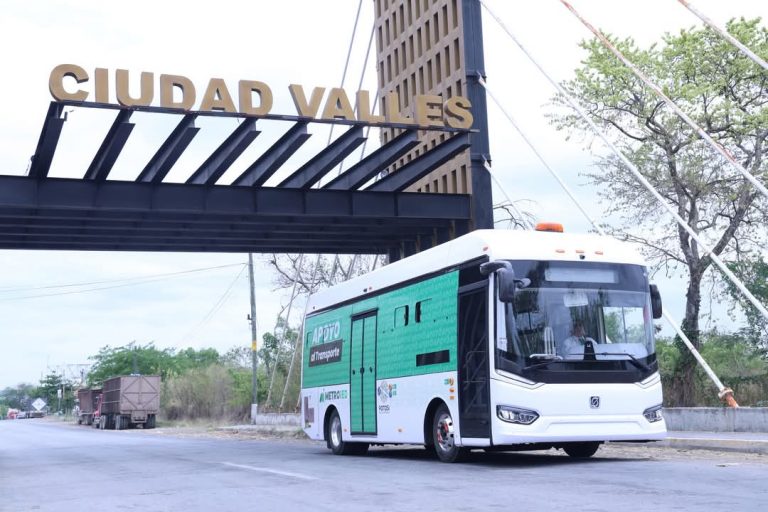 El gobierno de Ricardo Gallardo Cardona está transformando radicalmente la movilidad en San Luis Potosí con la expansión del programa MetroRed, que consolida al estado como el único en México con transporte público completamente gratuito. Este proyecto, que pone fin a tres décadas de abandono del sistema de transporte, pronto ampliará su cobertura con nuevas rutas en las cuatro regiones del estado. La Secretaría de Comunicaciones y Transportes anunció que 2025 marcará el inicio de la electromovilidad en la entidad, con unidades eléctricas que actualmente operan en la Huasteca y zona metropolitana, y que próximamente llegarán al Altiplano y Soledad de Graciano Sánchez. Esta modernización busca ofrecer un servicio más limpio, eficiente y accesible para todos los potosinos. El modelo MetroRed se distingue por priorizar tres ejes fundamentales: cobertura total, sostenibilidad ambiental y gratuidad permanente. Estas innovaciones representan un cambio de paradigma en la movilidad estatal, alineado con las políticas de desarrollo social y cuidado del medio ambiente del gobierno de Gallardo Cardona. Con esta transformación, San Luis Potosí se posiciona como referente nacional en transporte público innovador, combinando tecnología de punta con accesibilidad universal. Las nuevas unidades eléctricas no solo reducirán la huella de carbono, sino que mejorarán significativamente la experiencia de viaje para miles de usuarios diarios.