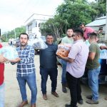 Gobierno y sociedad civil unidos: Transportistas demuestran su compromiso social ayudando a comunidades vulnerables tras emergencias climáticas.