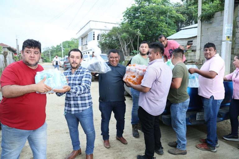 Gobierno y sociedad civil unidos: Transportistas demuestran su compromiso social ayudando a comunidades vulnerables tras emergencias climáticas.