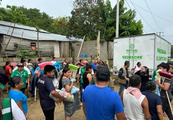 Tras las inundaciones en Tamazunchale: Protección Civil evalúa viviendas dañadas mientras Sedesore distribuye víveres y enseres a familias afectadas.