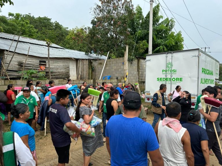 Tras las inundaciones en Tamazunchale: Protección Civil evalúa viviendas dañadas mientras Sedesore distribuye víveres y enseres a familias afectadas.
